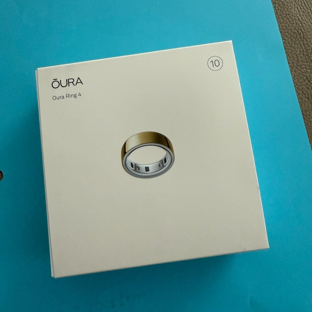 Oura Ring 4 in Elegant Gold and Silver
